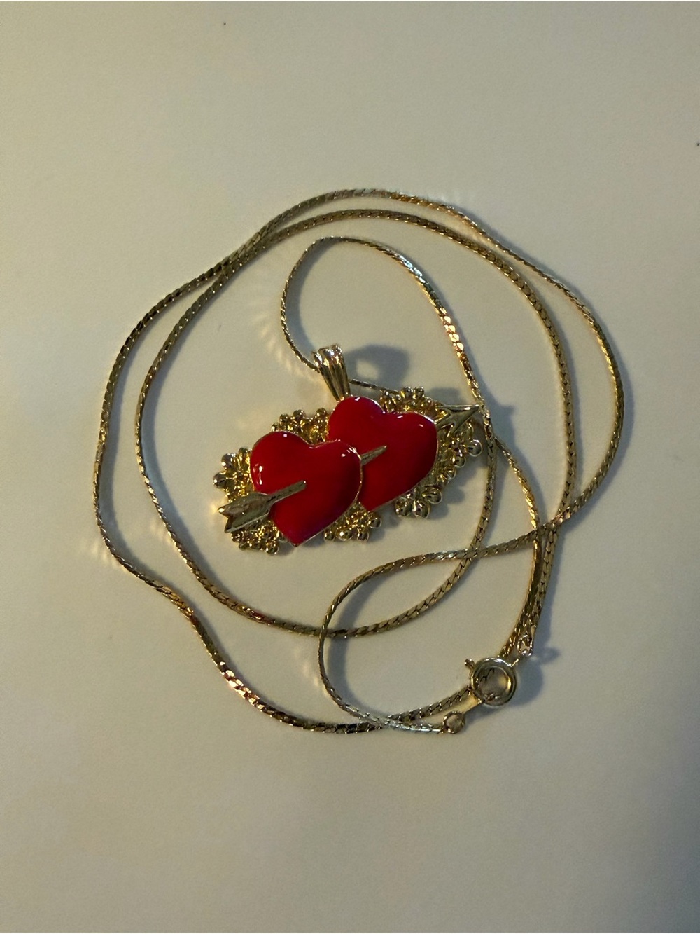 BERGDORF Goodman 1995 BG Signed Enamel Gold Tone Heart Arrow Pendant Necklace